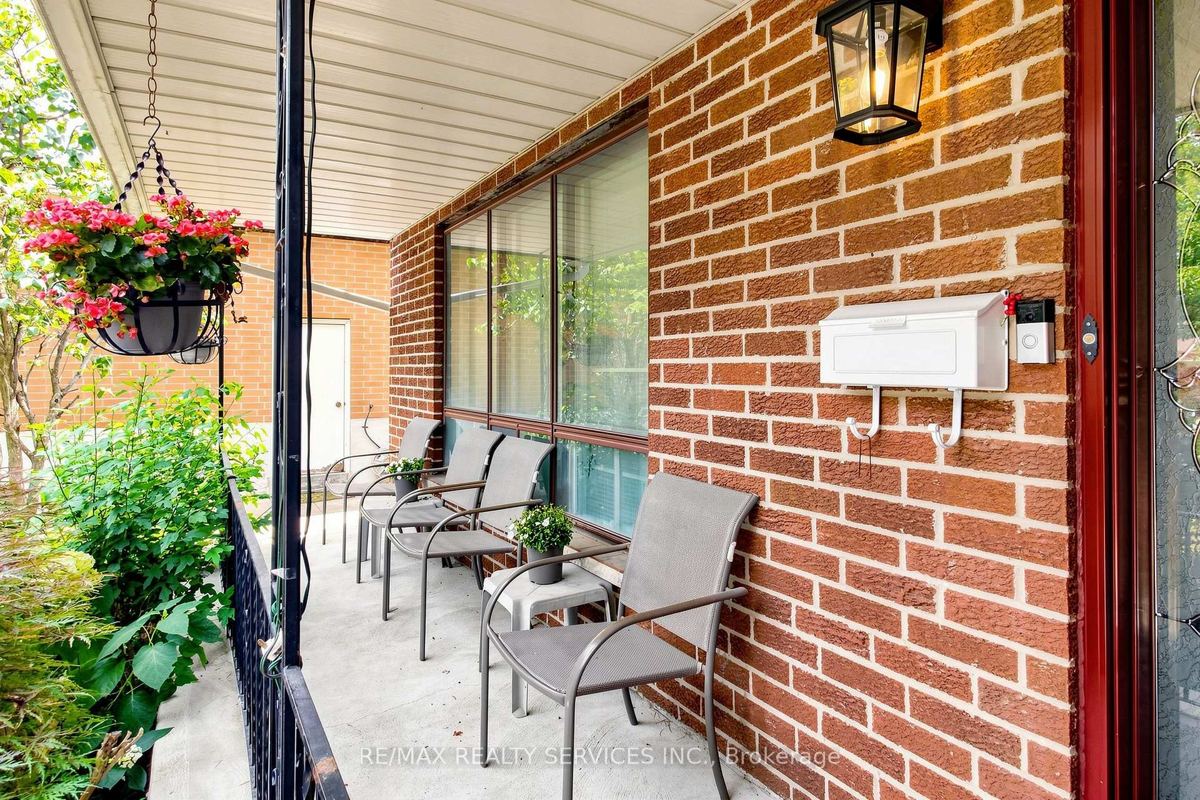 25 Malcolm Cres — photo 4