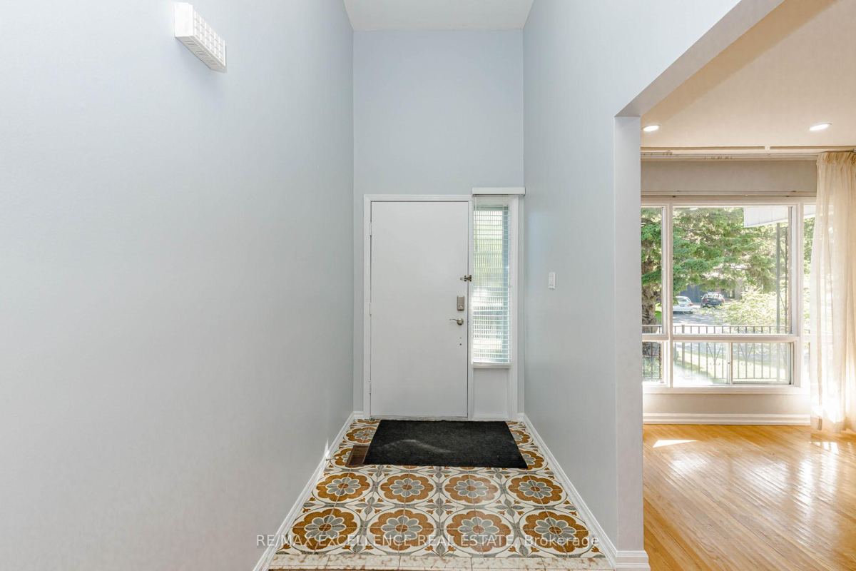 15 Maidstone Cres — photo 3