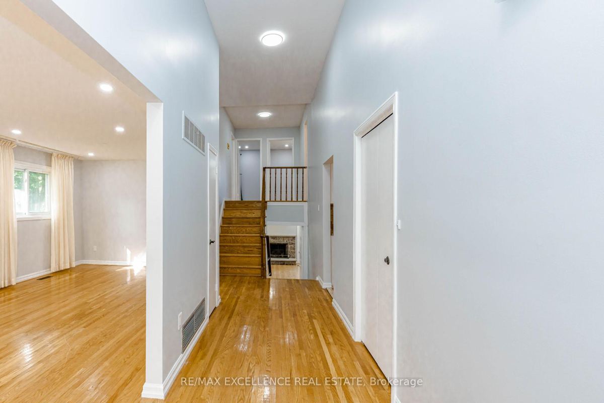 15 Maidstone Cres — photo 4