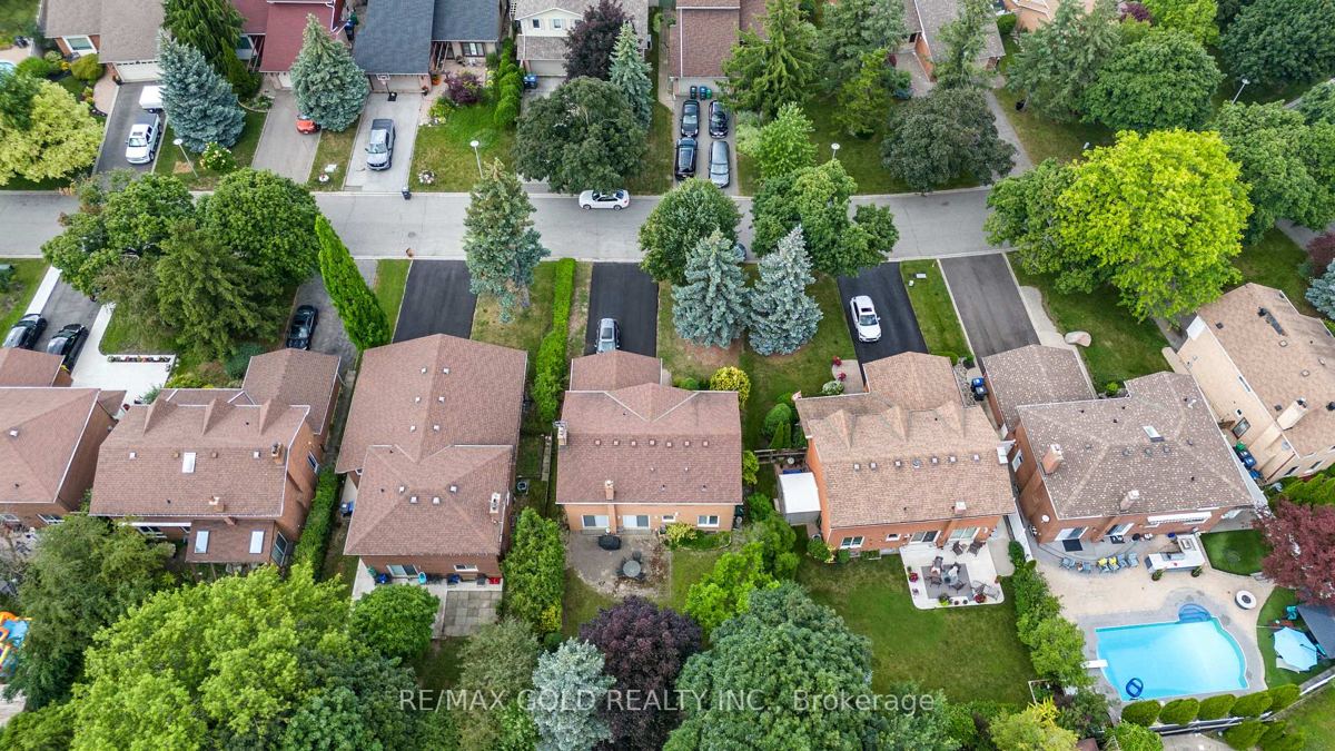 48 Maidstone Cres — photo 4